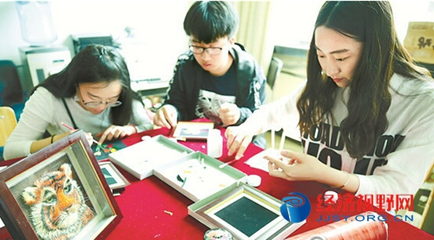 哈爾濱商業(yè)大學(xué)麥秸畫(huà)走進(jìn)上海學(xué)生課堂