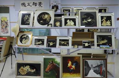 90后女孩返鄉創業做麥秸畫 月入萬元不忘幫扶貧困戶